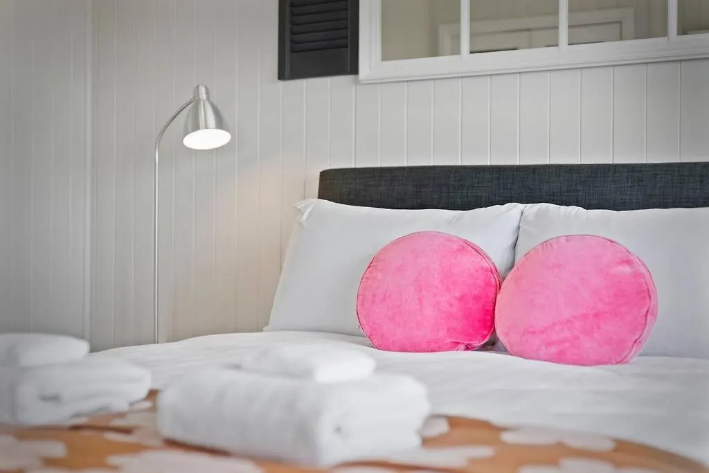 The Quince Cottage - 1 Bedroom Ravensbourne Chalet